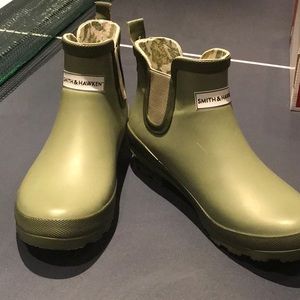 Short green target rainboots